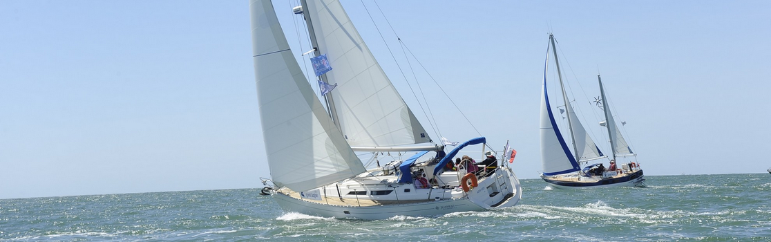 Deux voiliers Grand Largue naviguent ensemble