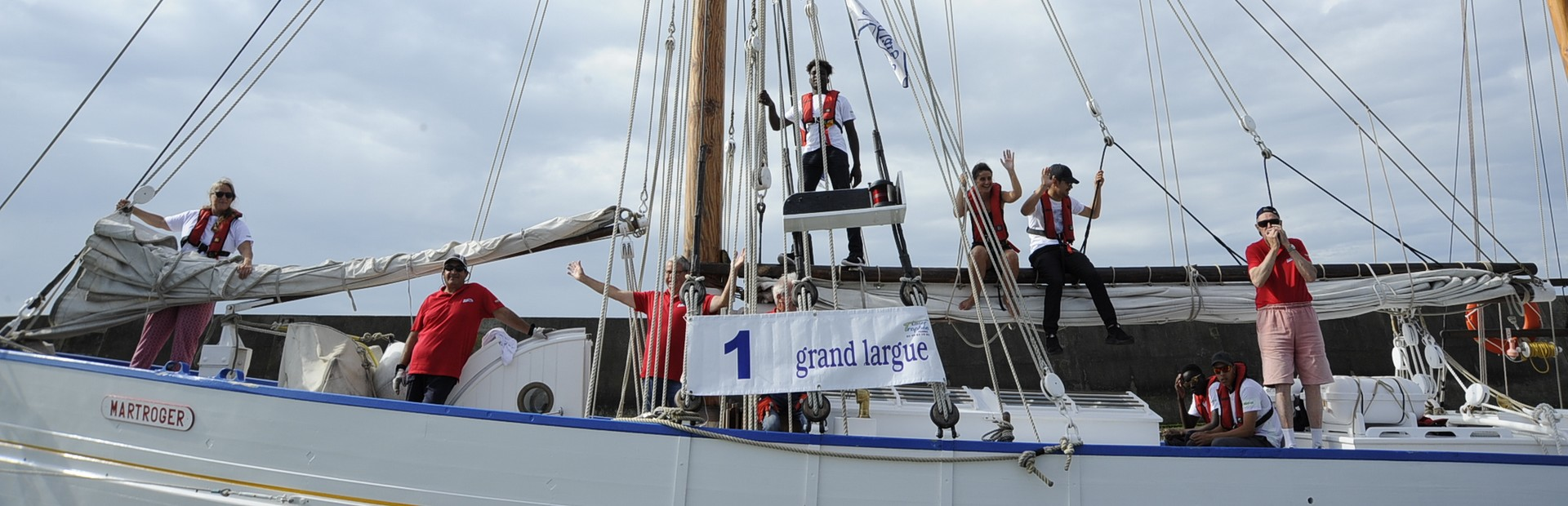 Jeunes à bord d'un voilier Grand Largue